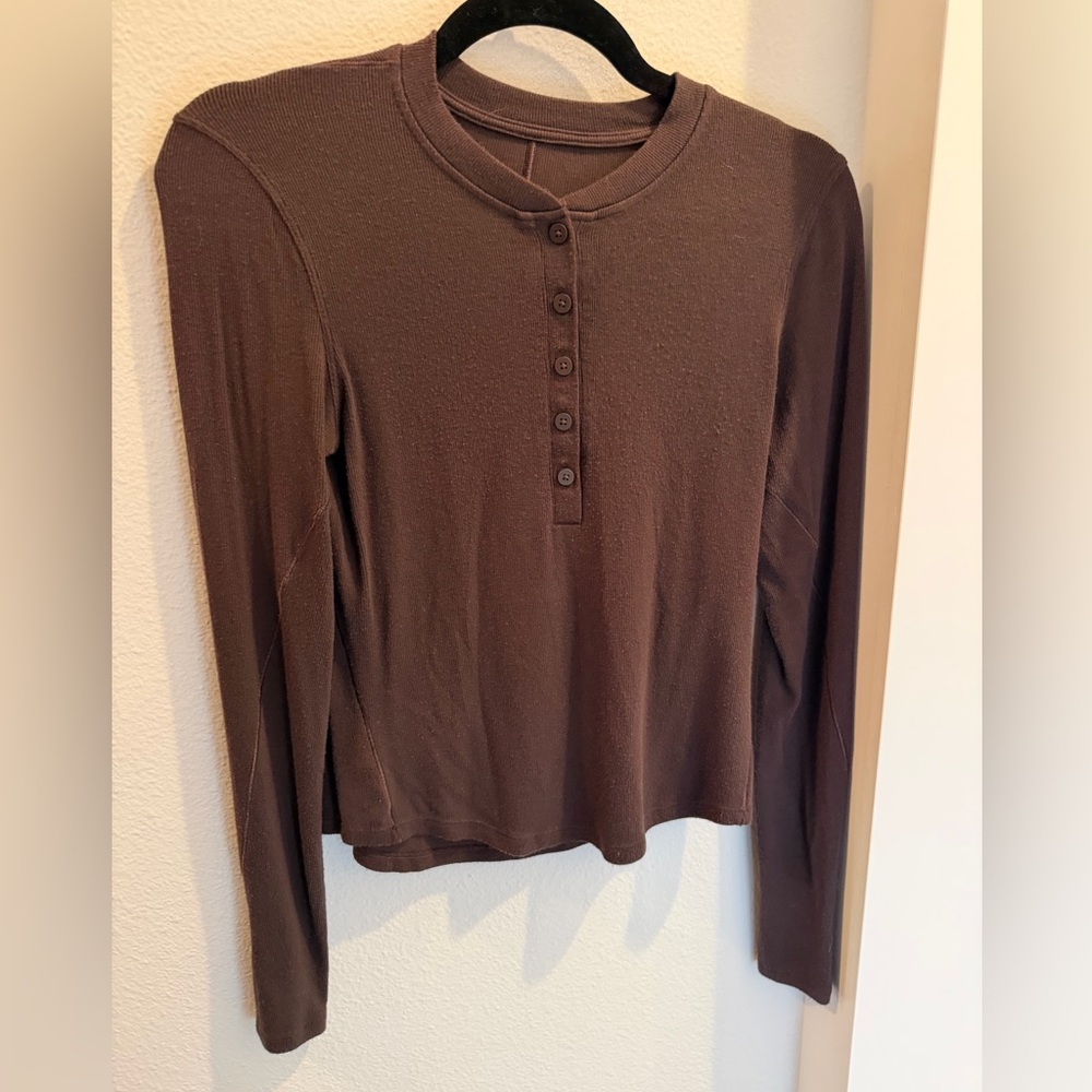 Lululemon espresso hold tight henley sz 6